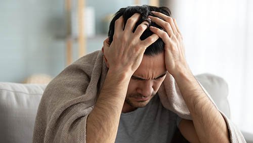 Мужчина держится за голову